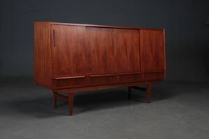 Dansk møbelproducent. Skænk af teaktræ