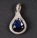Safir- og diamantvedhæng, 9kt m. mørkeblå safir