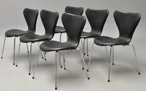 Arne Jacobsen. Sæt på seks stole i sort læder, model 3107 6 Denne vare er sat til omsalg under nyt varenummer 4217887