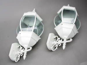 Par udendørs væglanterner, hvidmalet.  2