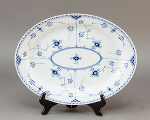 Royal Copenhagen. Musselmalet halvblonde fad nr. 629