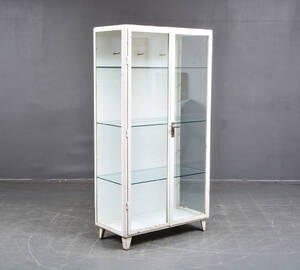 Medicinskåpläkarskåp i metall och glas