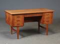 Dansk møbelproducent. Skrivebord af teak, 1950erne, 