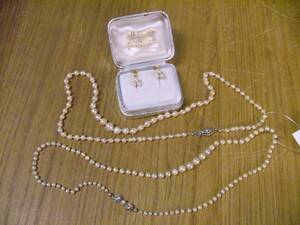 Pärlcollier, 2 st.  örhängen med pärlor