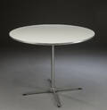 Arne Jacobsen  Piet Hein. Rundt cafébord  Denne vare er sat til omsalg under nyt varenummer 4236139