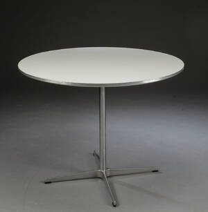 Arne Jacobsen  Piet Hein. Rundt cafébord  Denne vare er sat til omsalg under nyt varenummer 4236139