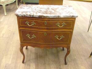 Byrå, med stenskiva