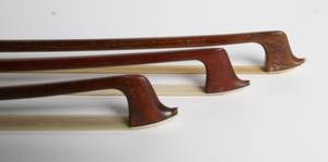 Tre Violinbuer uden navn, sølvmonteret , vægt samlet ca. 3