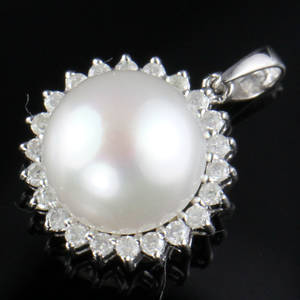 Perle og brillant vedhæng.