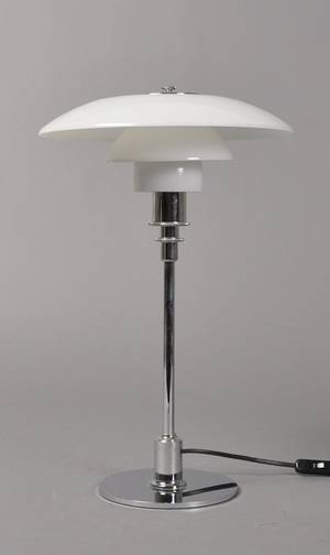 Poul Henningsen 1894-1967. PH 32 bordlampe.