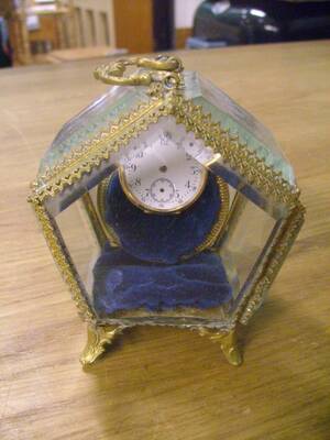 Klockställ, med mormorsur 1800-tal