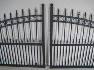Stor dobbeltlåget port ca. 5,15 mtr. i sortlakeret aluminium. 3