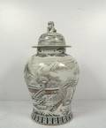 Große Deckelbodenvase mit Fo-Hundknauf und Winterlandschaft