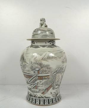 Große Deckelbodenvase mit Fo-Hundknauf und Winterlandschaft