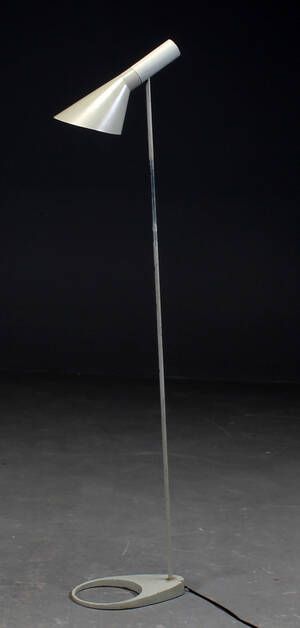 Arne Jacobsen 1901-1972. AJ standerlampe