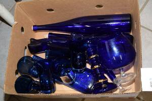 Glasföremål i blått, parti