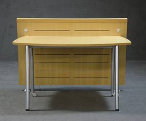 1 Tisch mit Rückwand 2