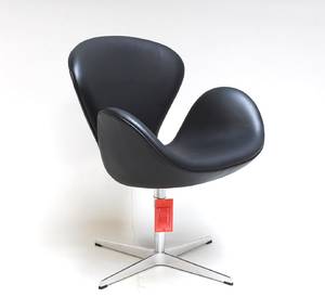 Arne Jacobsen 1902-1971. Svanen, model 3320 med originalt sort classic læder Red Label. Ny høj model