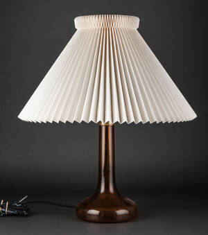 Le Klint  Holmegaard bordlampe  Denne vare er sat til omsalg under nyt varenummer 4592902