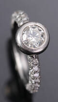 Ring i 14 kt sort rhodinered hvidguld med brillanter på ca. 3.50 ct. Denne vare er sat til omsalg under nyt varenummer 4762881