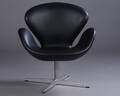 Arne Jacobsen. Svanen, Lænestol model 3320. Sort læder Denne vare er sat til omsalg under nyt varenummer 4362737