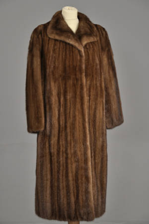 Pelsfrakke opsyet af Saga Mink, ca. str. 44-46