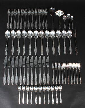 Bestik af sølvplet. 63  