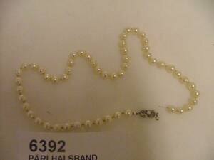 Pärlhalsband, silverlås