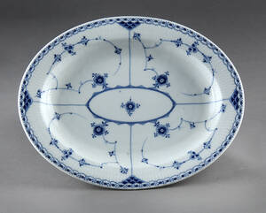 Royal Copenhagen. Musselmalet Halvblonde serveringsfad, udført før 1900 Denne vare er sat til omsalg under nyt varenummer 4563520