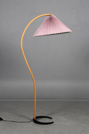 Caprani standerlampe i formspændt bøg. Denne vare er sat til omsalg under nyt varenummer 4203298