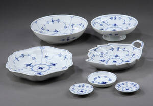 Royal Copenhagen Musselmalet riflet syv serveringsdele. 7