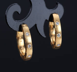 Ole Lynggaard. Forever Love øreringe af 18 kt. satineret guld med brillanter 