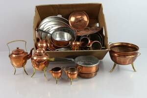 LÅDA med kopparföremål