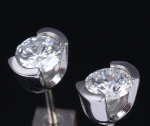 Et par solitaire brillantørestikker med af 14 kt. i alt ca. 0.60 ct. 2
