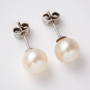 Örhängen 1 par 14 k vitguld pärlor