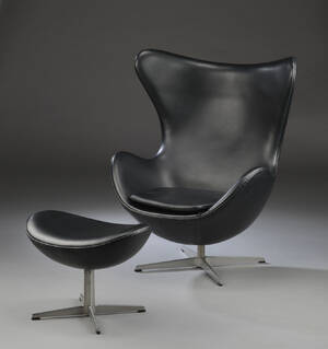 Arne Jacobsen. Ægget lænestol, model 3316 med vippefunktion med tilhørende skammel model 3127. 2