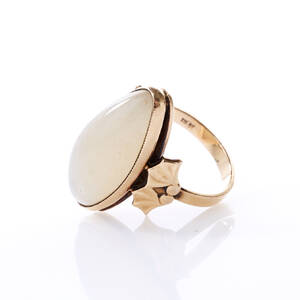 Ring 18 k guld mjölkkvarts