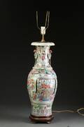 Vase af porcelæn, dekoreret i farver. Kina, 1900-tallet Denne vare er sat til omsalg under nyt varenummer 5104493