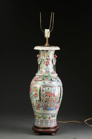 Vase af porcelæn, dekoreret i farver. Kina, 1900-tallet Denne vare er sat til omsalg under nyt varenummer 5104493
