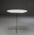 Arne Jacobsen. Cirkulært cafébord Denne vare er sat til omsalg under nyt varenummer 4172291