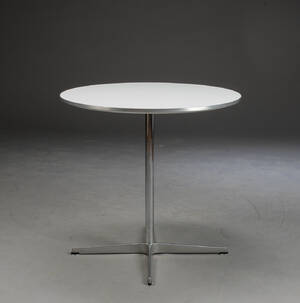 Arne Jacobsen. Cirkulært cafébord Denne vare er sat til omsalg under nyt varenummer 4172291
