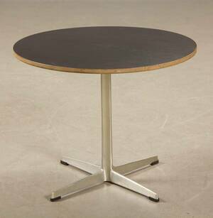 Arne Jacobsen. Cirkulært sofabord 1968