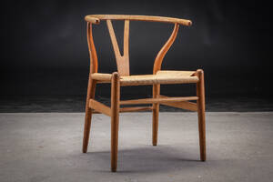 Hans J. Wegner. Vintage Y-stol af egetræ  Denne vare er sat til omsalg under nyt varenummer 4992570