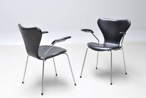 Arne Jacobsen 1902 - 1971. Par armstole syveren model 3207, sort læder 2