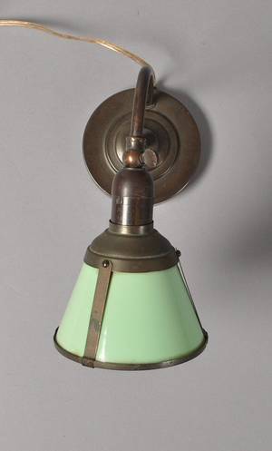 Zenith - væglampe i bruneret messing m grøn skærm. 1900-tallets første halvdel.
