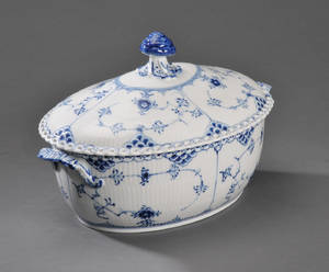Kgl. Porcelæn. Musselmalet, helblonde, terrine