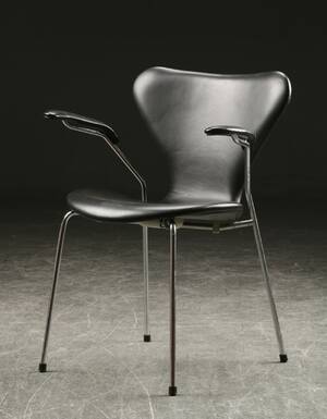 Arne Jacobsen. Armstol model 3207, sort læder