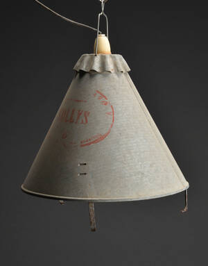 Staldlampe i galvaniseret stål.