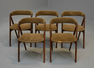 Dansk møbelproducent. Fem stole med stel af teak. 5