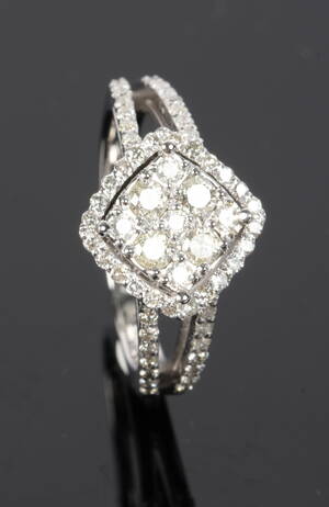 Rhombeformet brillantring, 14 kt hvidguld. Diamanter ca. 1.00 ct. Denne vare er sat til omsalg under nyt varenummer 5036260